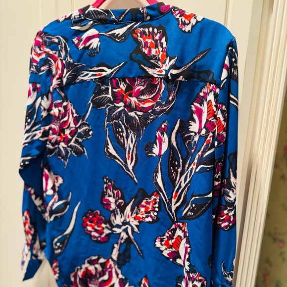 Finn and Grace Floral Blue Button-down Blouse - Picture 2 of 2